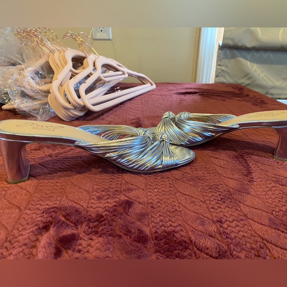 Badgely Mischa silver heels. - Picture 4 of 5